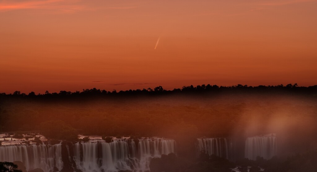Veja a passagem do cometa C/2024 G3 sobre as Cataratas do Iguaçu