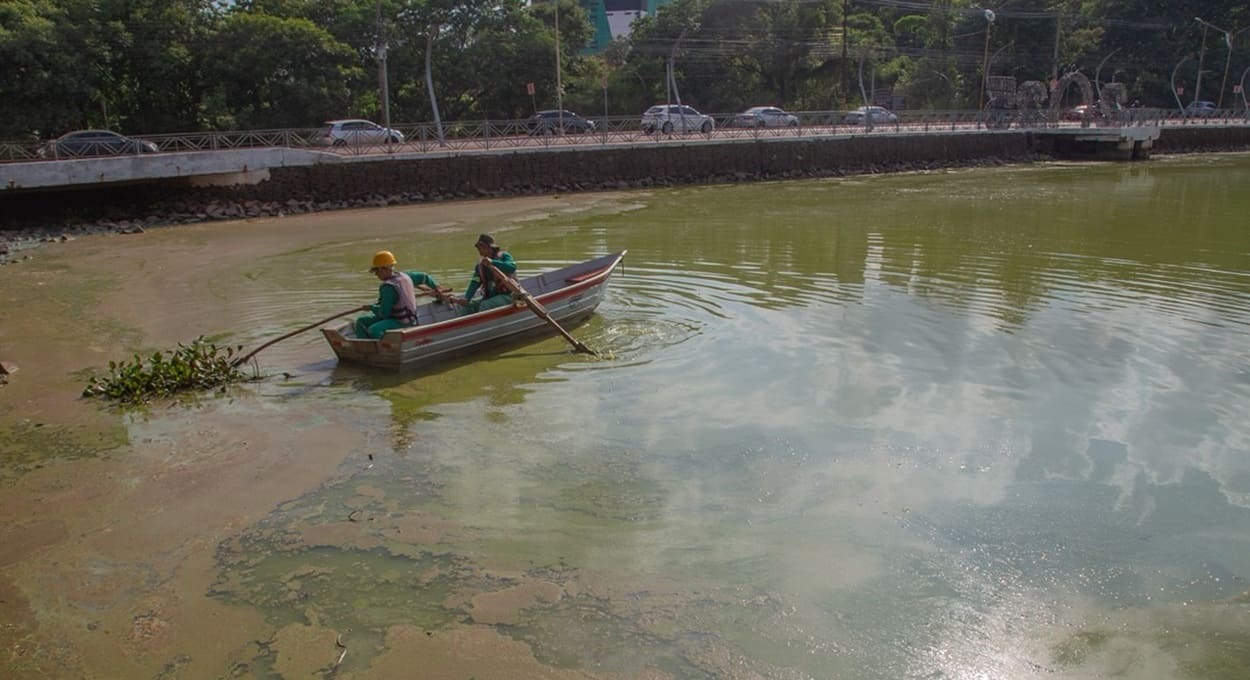 Proliferação de algas muda cor do Lago da República no Paraguai