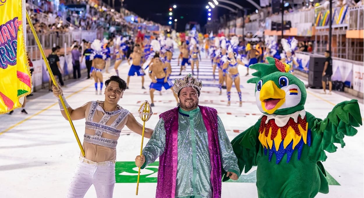 Com casa cheia, Encarnación inicia o maior carnaval do Paraguai
