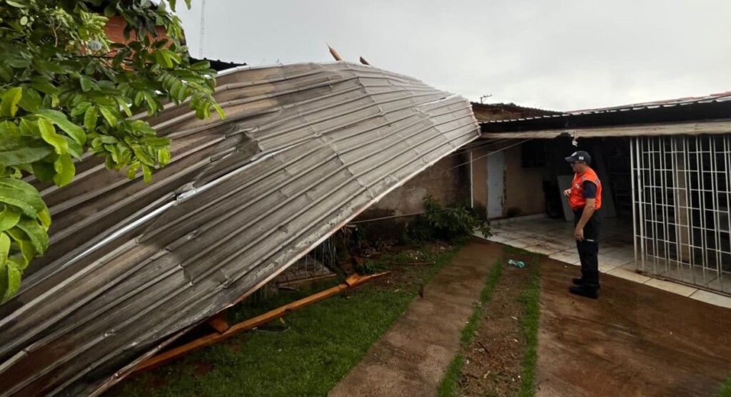 Temporal provoca estragos na região do Porto Meira em Foz do Iguaçu