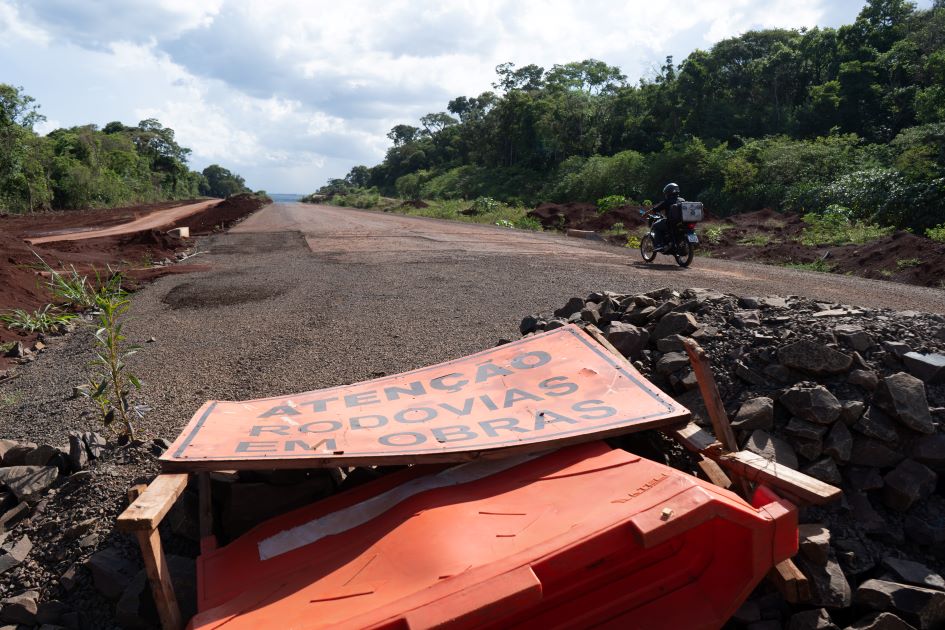 Motociclistas usam trecho inacabado da Perimetral Leste