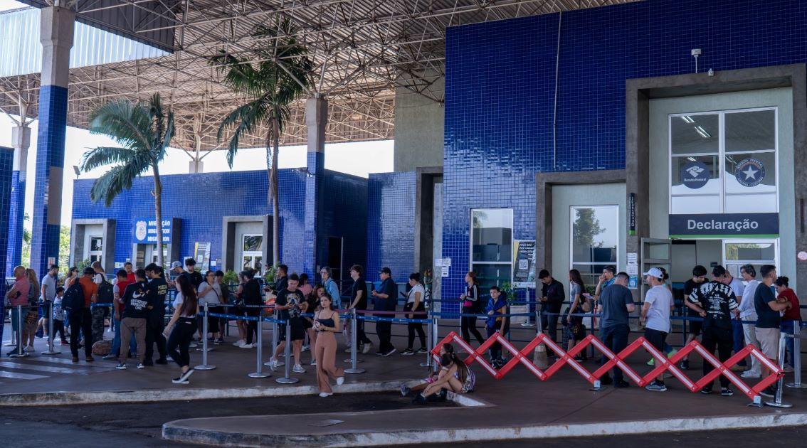 Rumo à praia: paraguaios e argentinos movimentam aduanas