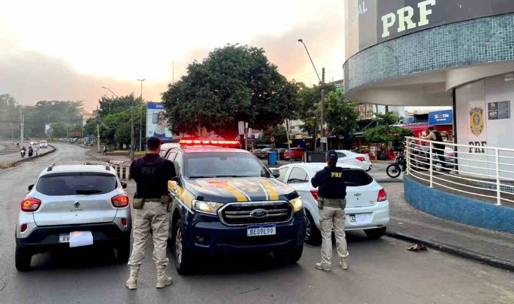 PRF evita que dois carros roubados sejam atravessados ao Paraguai