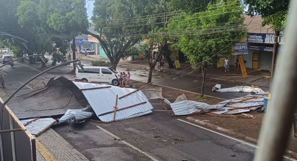Destelhamento de edifício na Avenida Mário Filho, Região Leste de Foz do Iguaçu.