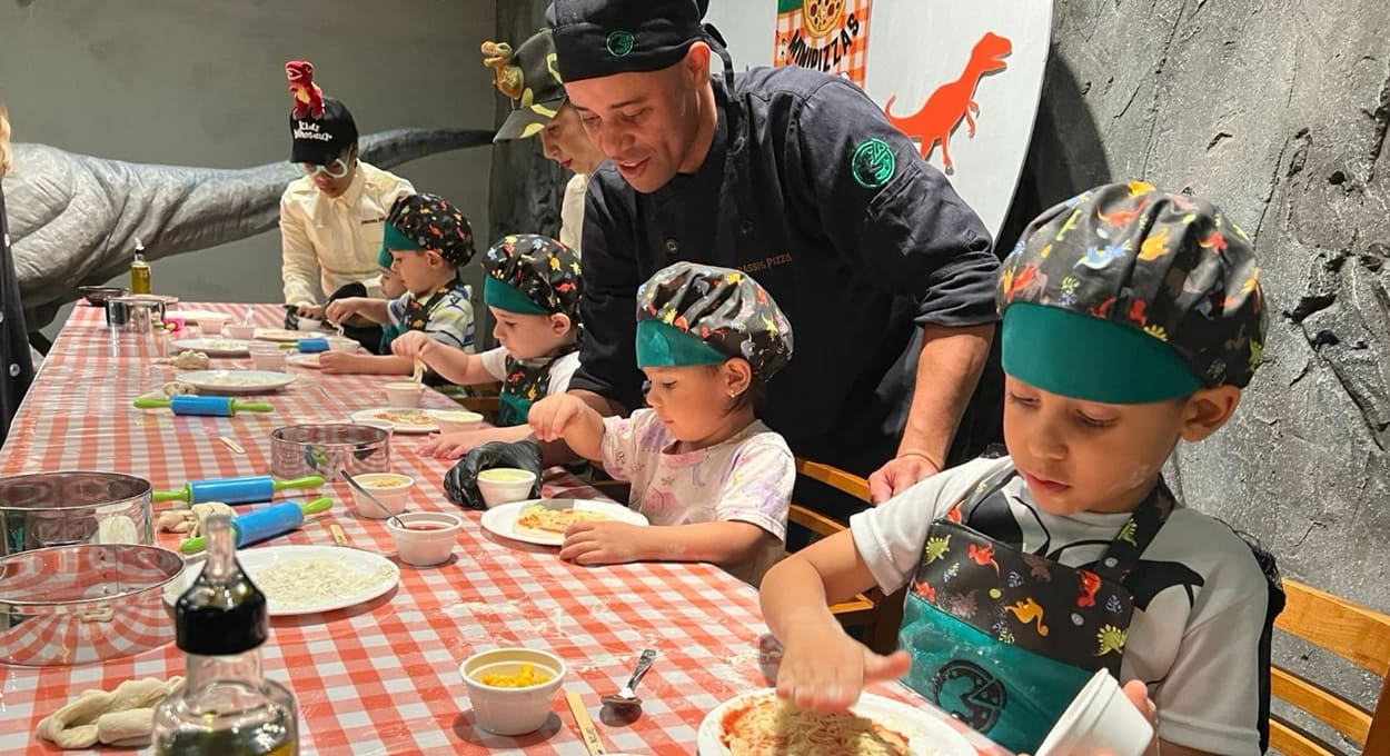 Realizada uma vez por mês, oficina de minipizza tem turnos a cada 30 minutos na Jurassic Pizza.