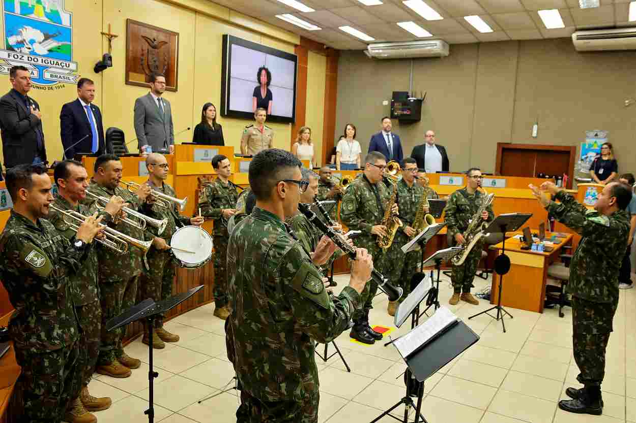 Em 13 dias do ano legislativo, Câmara faz 1.ª homenagem solene