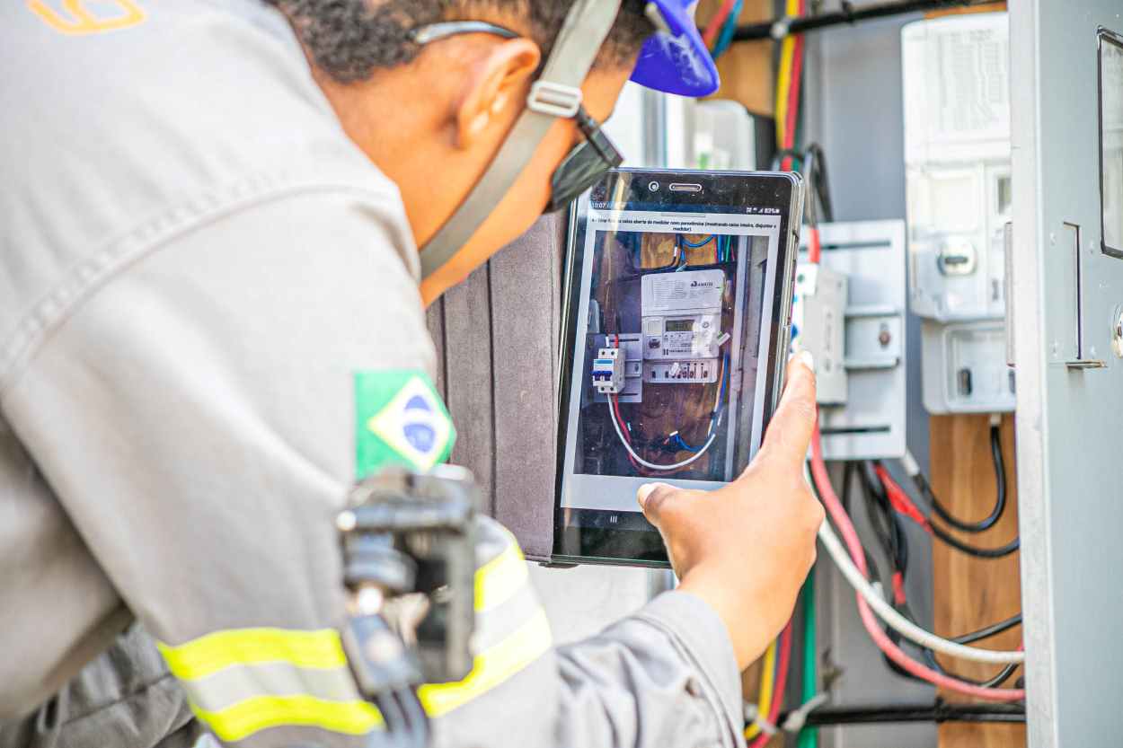 Empresa abre 100 vagas para instalador de novo medidor elétrico