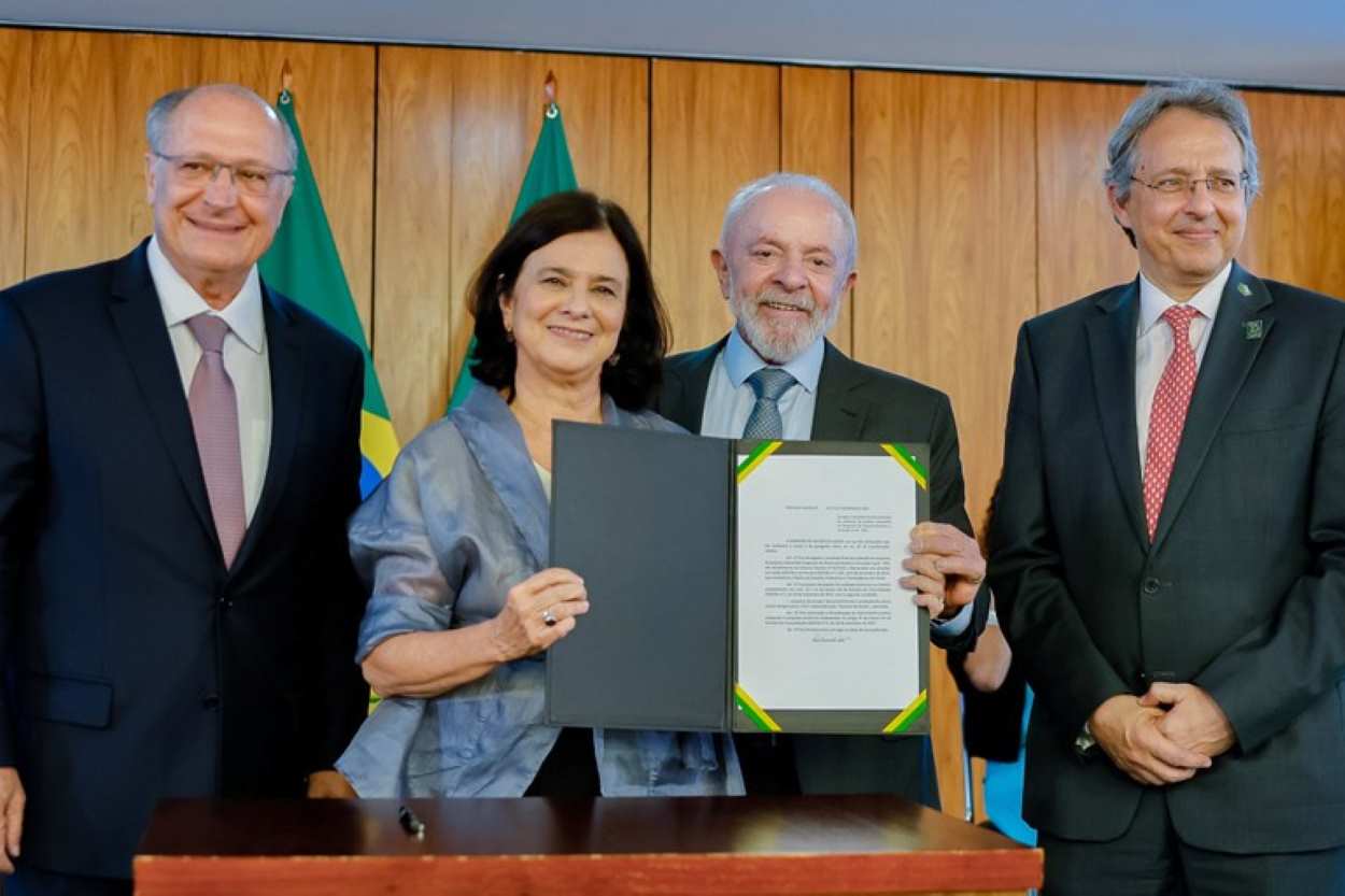 Saúde anuncia vacina contra a dengue 100% brasileira e aplicação em massa