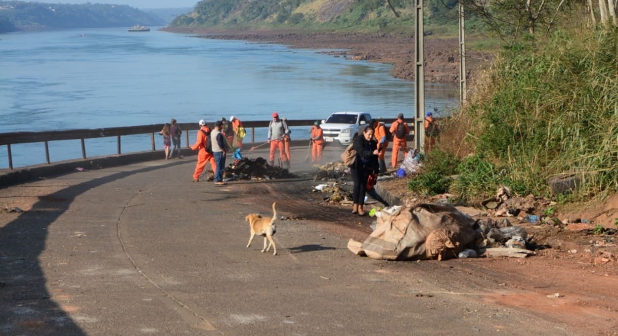 Autoridades tentam eliminar queima de lixo na barranca do Rio Paraná