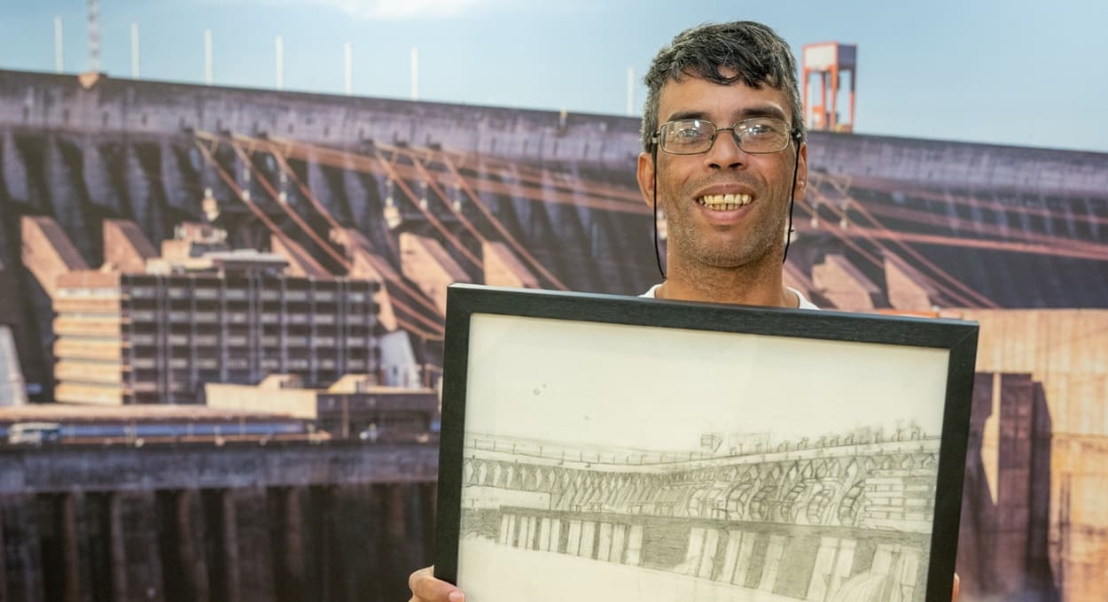 Artista da APAE de Foz do Iguaçu doa obra sobre a usina de Itaipu