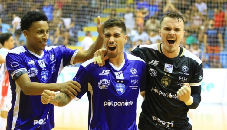 Torcida do Foz Cataratas vibrou junto com o time do início ao fim.