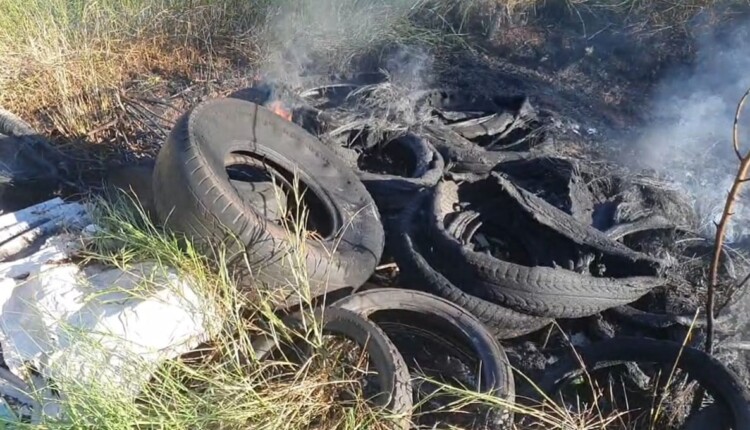 Coluna de fumaça preta no Paraguai foi gerada pela queima de lixo e de materiais como pneus em Ciudad del Este.