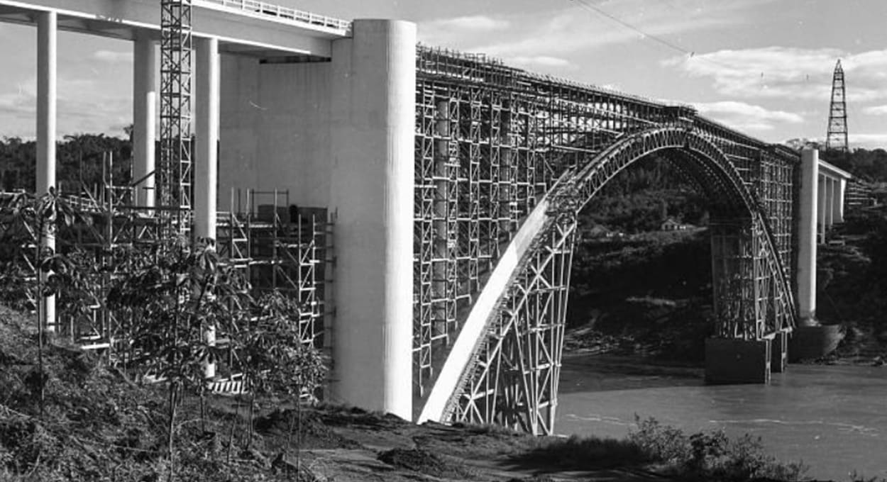 Ponte da Amizade durante o processo de concretagem do arco, em meados de 1961.