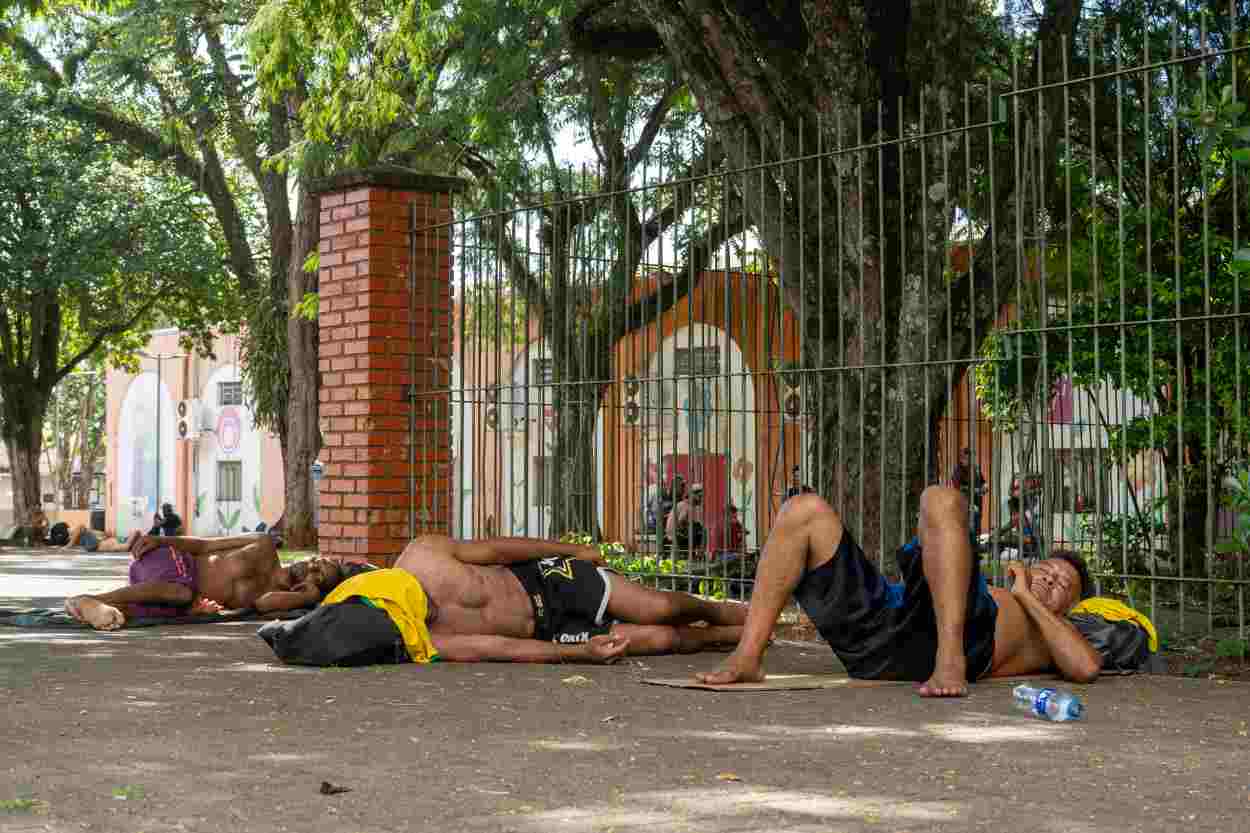 Acessar água no calor de Foz é desafio para pessoas que vivem na rua