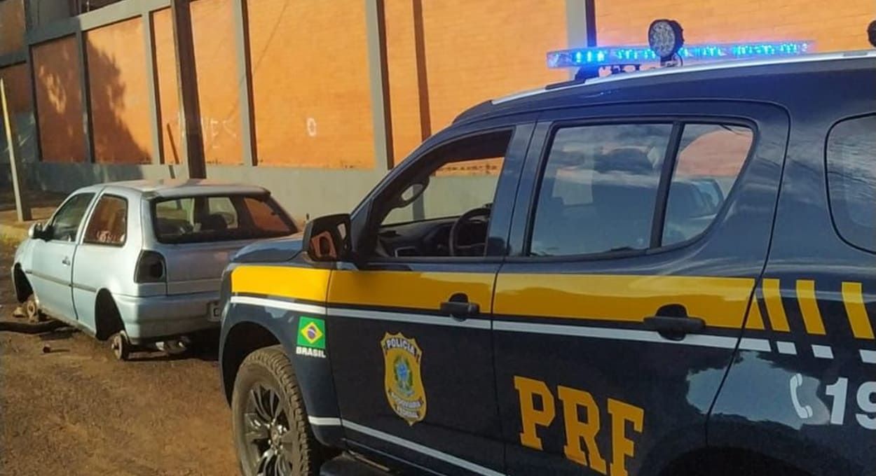 PRF recupera, sem rodas e lanternas traseiras, carro furtado em Foz