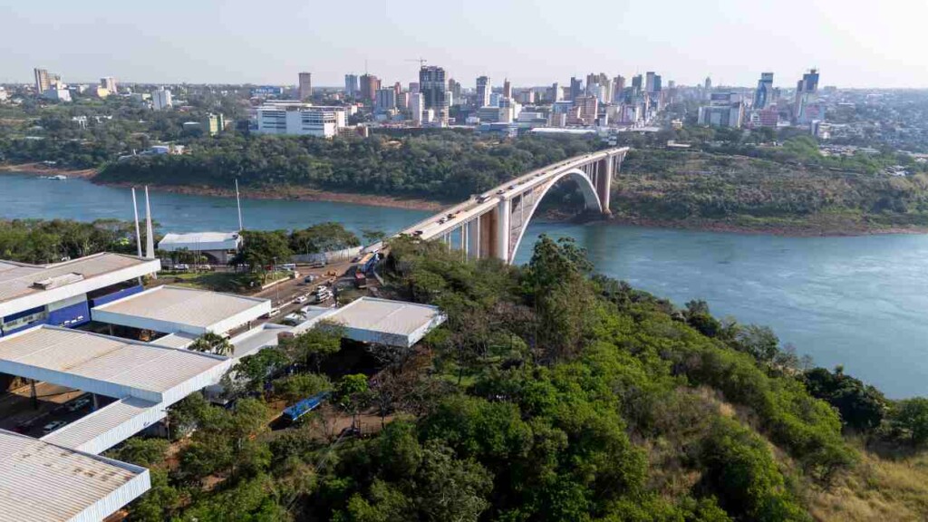 Casal preso na Ponte da Amizade ocultava R$ 480 mil em celulares para enganar fiscais