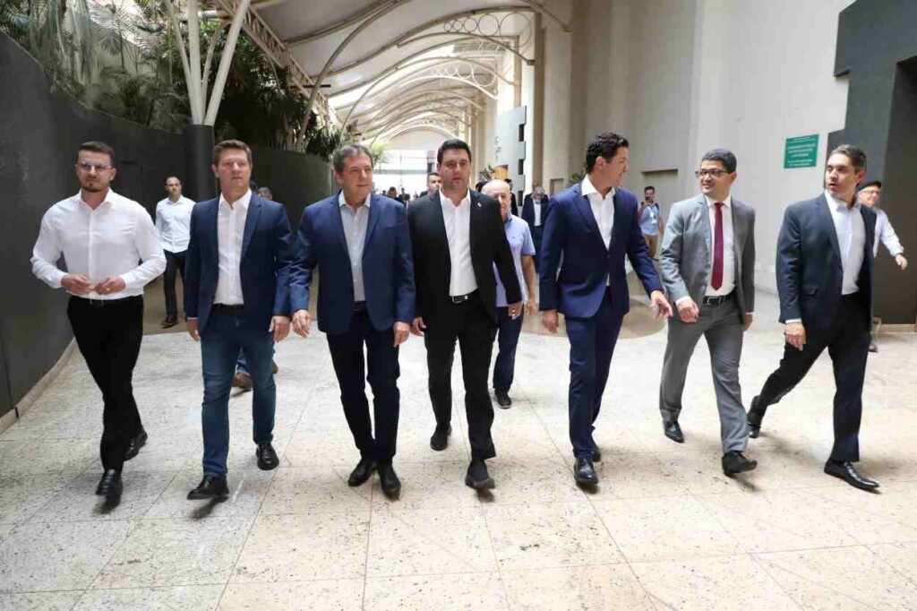 Chico Brasileiro fica fora do bonde de ex-prefeitos de Ratinho Jr