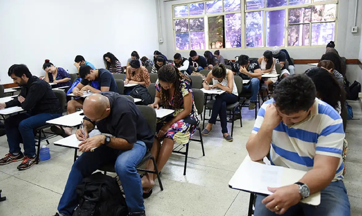 Jovens e adultos que não concluíram estudos têm a oportunidade de fazer o Encceja