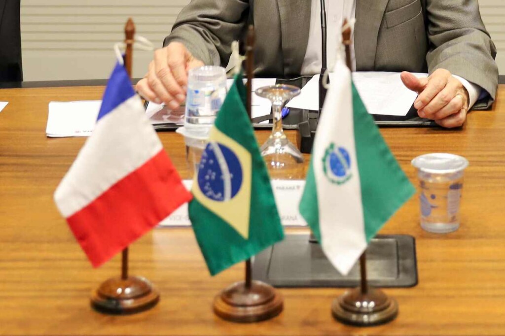 Paraná leva universitários para intercâmbio na França