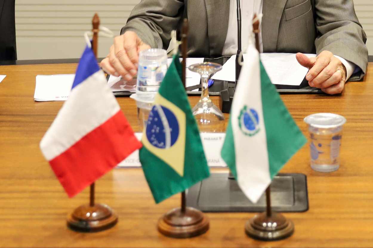 Paraná leva universitários para intercâmbio na França