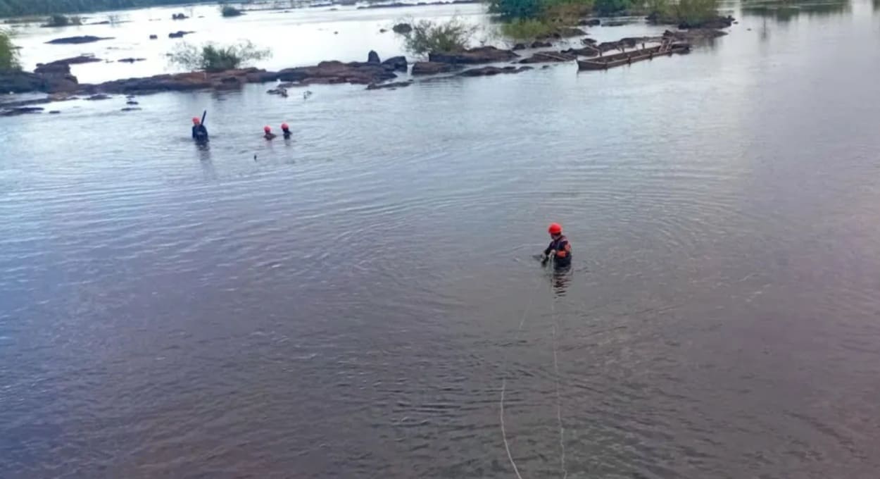 Trabalho acontece no trecho da margem argentina acima das Cataratas.