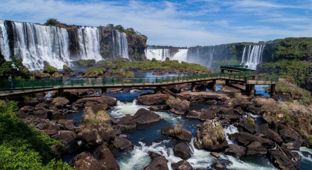 Com o volume menor de água, mais rochas ficam expostas nos paredões das Cataratas.