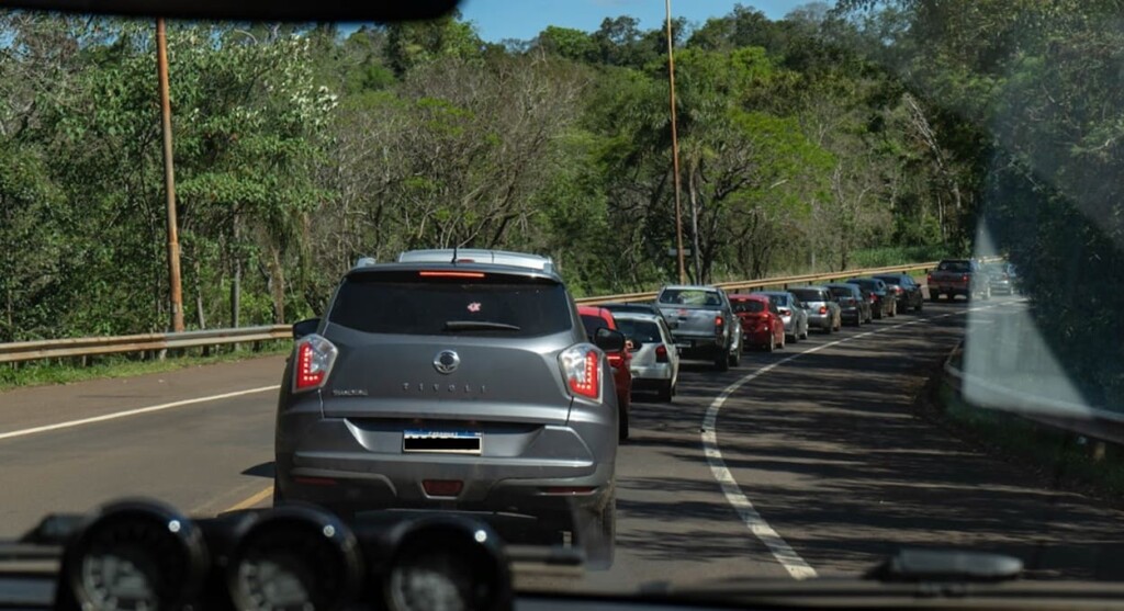 What can be done to reduce queues in tourism in Foz do Iguaçu?