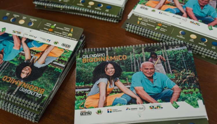 Cópia impressa do calendário tem espaços para anotações.