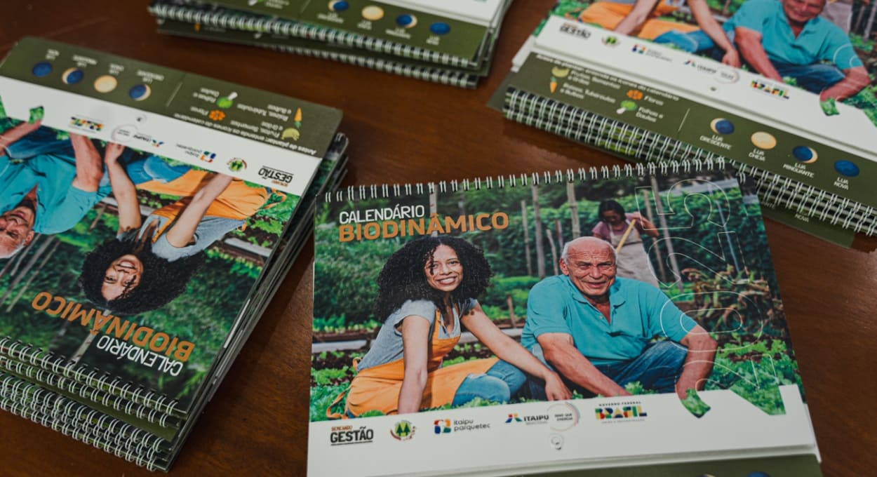 Cópia impressa do calendário tem espaços para anotações.