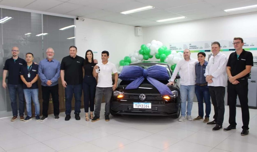 Cooperados de Foz do Iguaçu ganham carro e moto zero do Sicoob