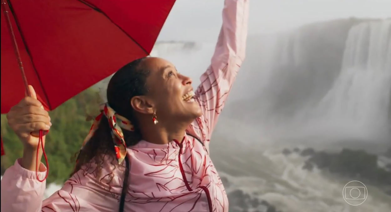 Taís Araújo interpreta Raquel, guia de Turismo em Foz do Iguaçu, em uma das cenas de Vale Tudo. Imagem: Reprodução/TV Globo
