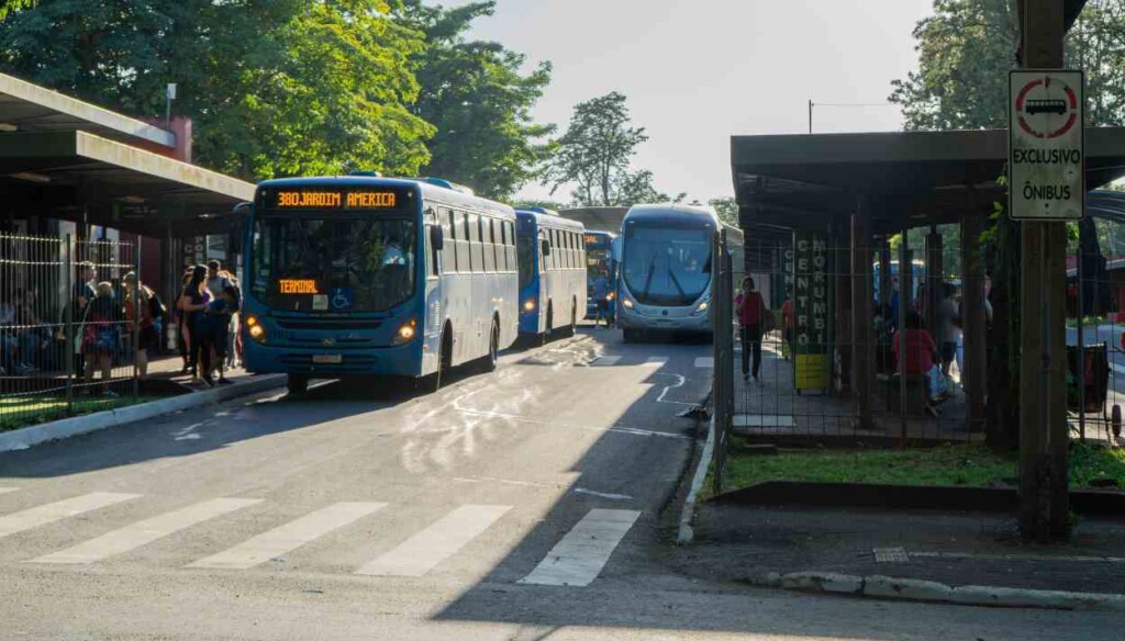 Motoristas encerram protesto, e ônibus voltam a circular em Foz do Iguaçu