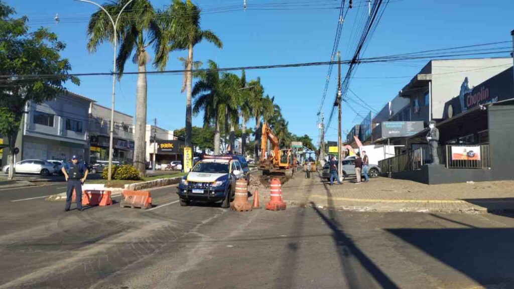 Prefeitura realiza reparos na Avenida das Cataratas, em Foz do Iguaçu
