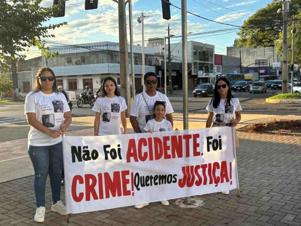 Acidente na JK: família e amigos de Gilberto e Alexsandro fazem protesto