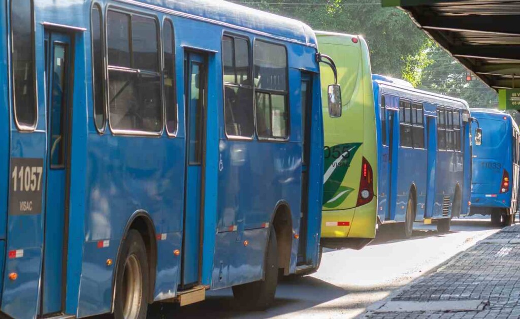 Rodoviários paralisam ônibus do transporte coletivo em Foz do Iguaçu