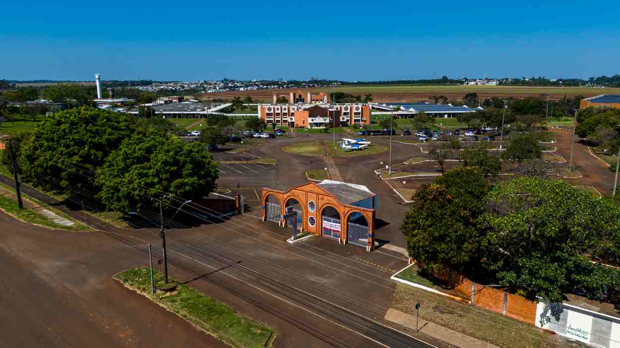 Unioeste abre vagas de agente universitário com salários de R$ 4,2 mil a R$ 7,6 mil