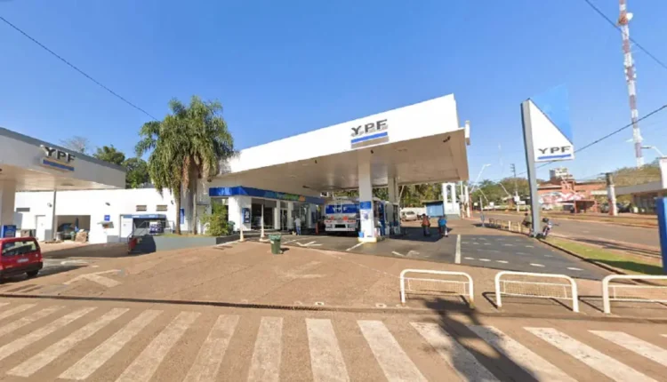 Posto YPF Argentina na área central de Puerto Iguazú.