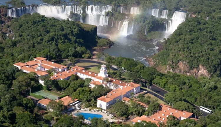 Hotel das Cataratas tem vista privilegiada para uma das sete maravilhas naturais do planeta.