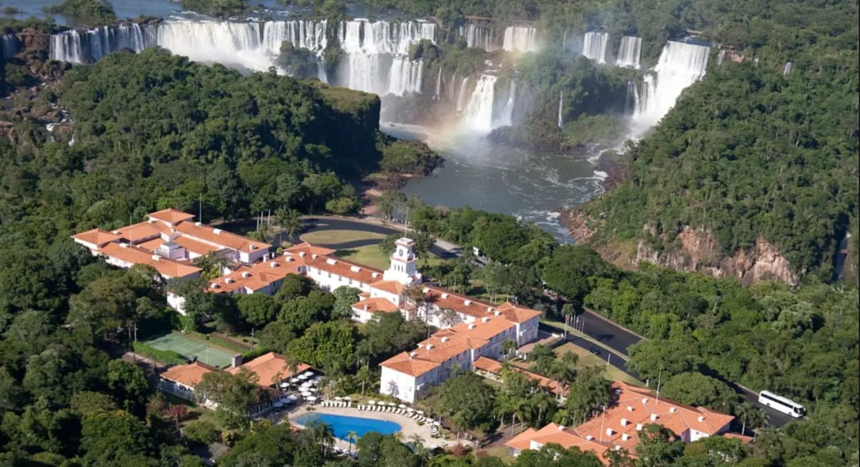 Hotel das Cataratas tem vista privilegiada para uma das sete maravilhas naturais do planeta.