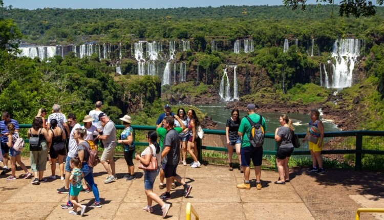 Feriado prolongado de Páscoa e Tiradentes contribuiu para turbinar o movimento nos atrativos de Foz do Iguaçu.