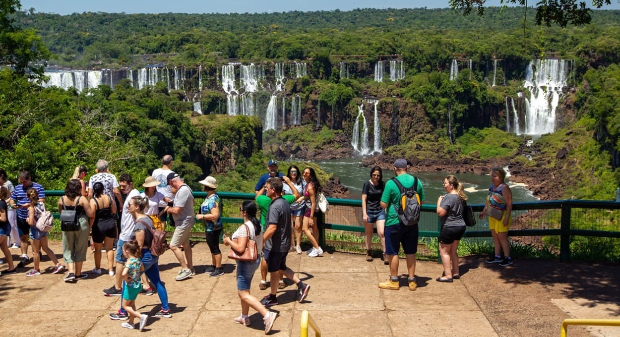 Feriado prolongado de Páscoa e Tiradentes contribuiu para turbinar o movimento nos atrativos de Foz do Iguaçu.