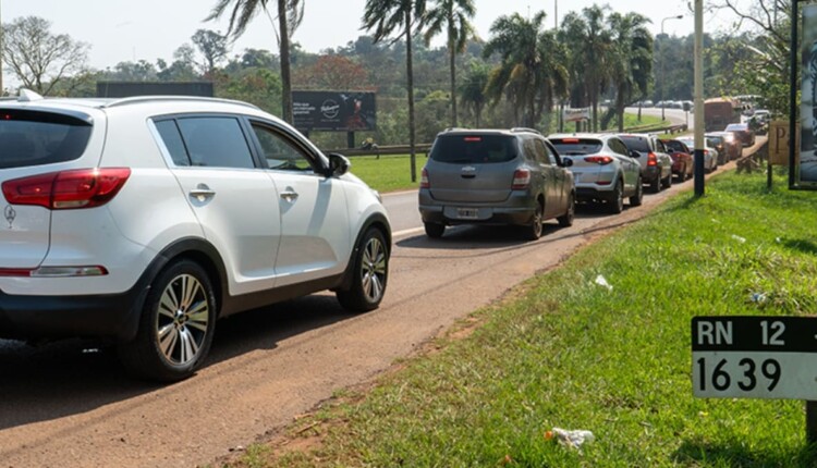 Fila de veículos argentinos, sentido Brasil, nas imediações da rotatória de acesso a Puerto Iguazú.