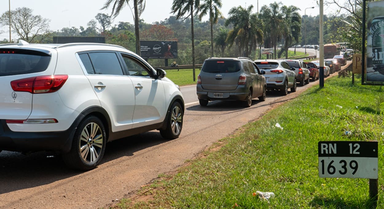 Fila de veículos argentinos, sentido Brasil, nas imediações da rotatória de acesso a Puerto Iguazú.