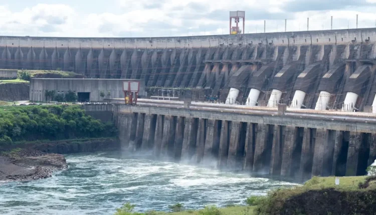 Se Itaipu e Cataratas ficassem no mesmo rio, a vazão de todas as quedas caberia em dois dos 20 condutos forçados (os tubos brancos na foto) da usina.
