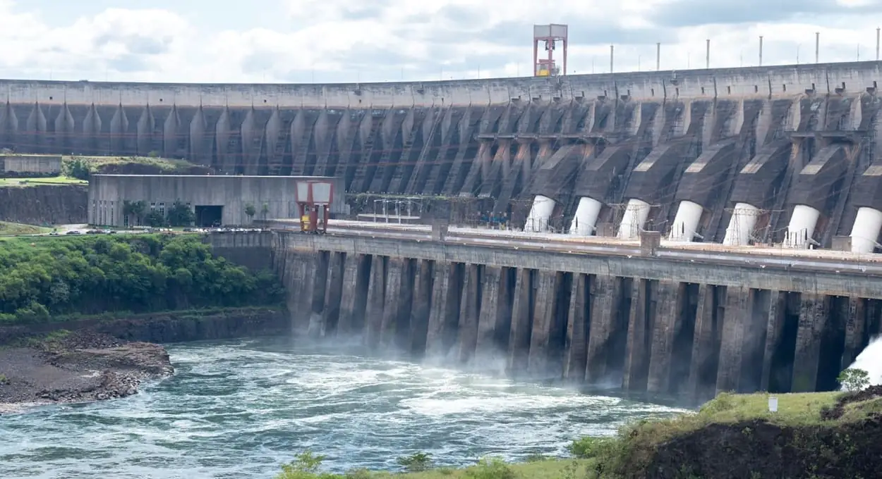 Se Itaipu e Cataratas ficassem no mesmo rio, a vazão de todas as quedas caberia em dois dos 20 condutos forçados (os tubos brancos na foto) da usina.