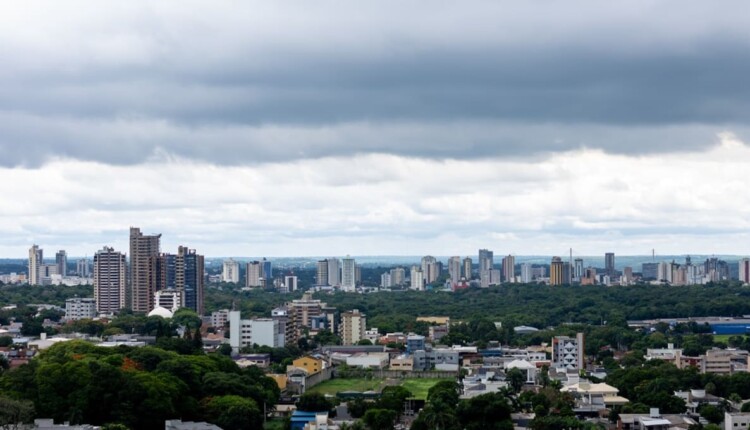 Atrás dos prédios da área central de Foz do Iguaçu, é possível ver os pilares da Ponte da Integração.