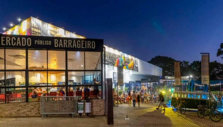 Mercado Barrageiro fica na Avenida Araucária, próximo ao cruzamento com a Avenida Tancredo Neves.