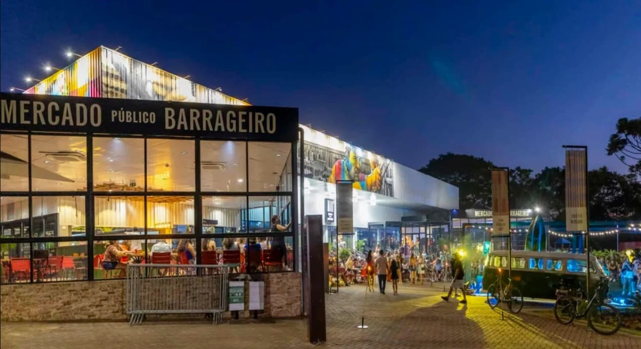 Mercado Barrageiro fica na Avenida Araucária, próximo ao cruzamento com a Avenida Tancredo Neves.