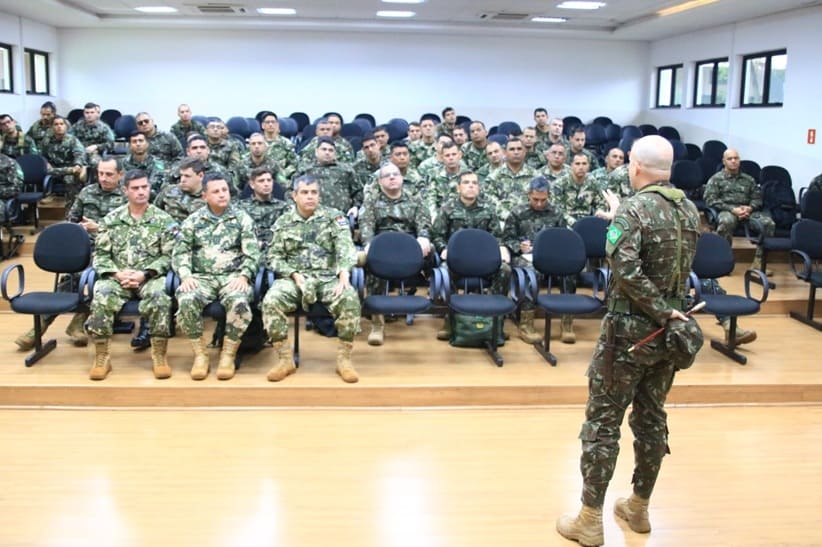 Militares dos exércitos do Brasil e do Paraguai, reunidos em Foz do Iguaçu.