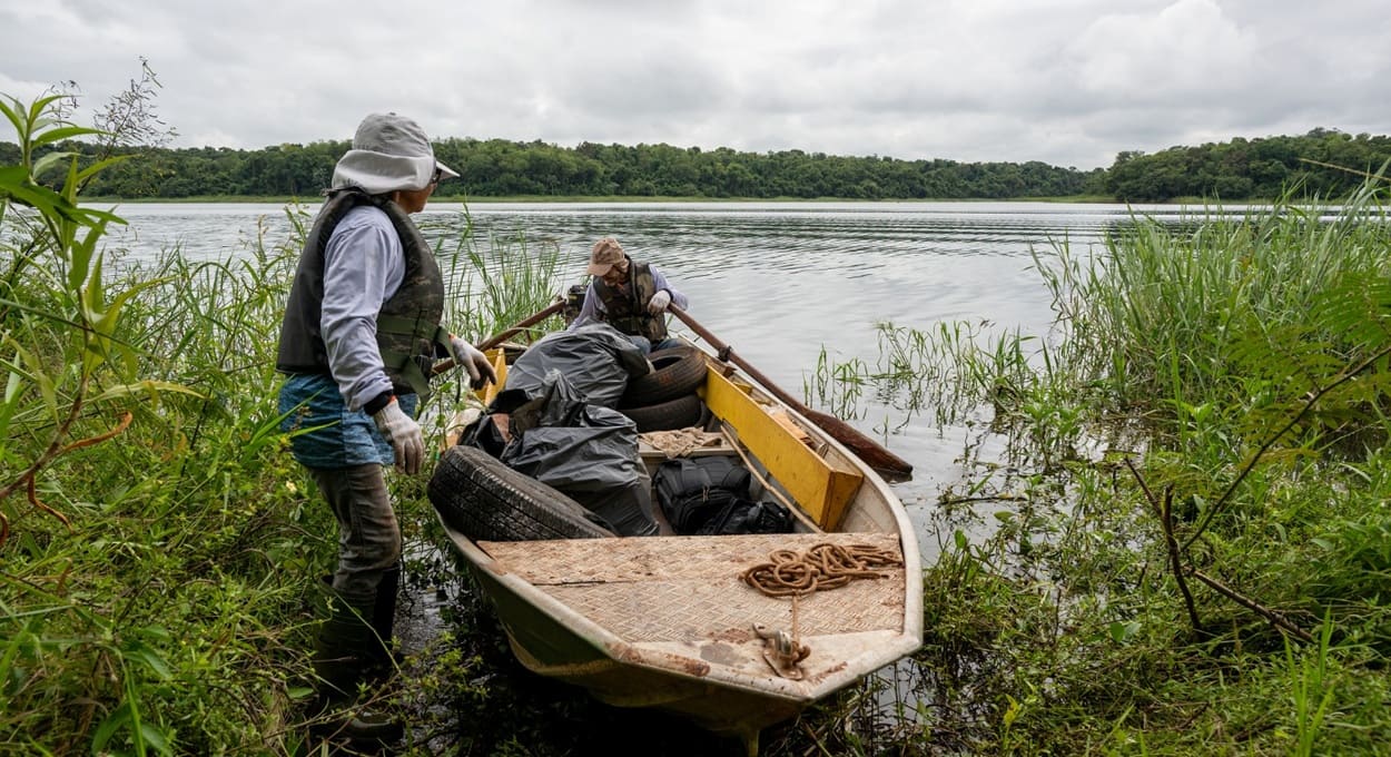 Retirada de resíduos contribui para aumentar a vida útil do lago de Itaipu.